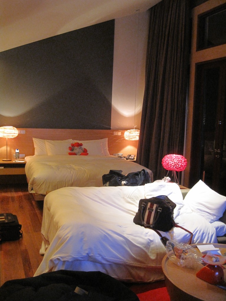 a room with two beds and a table with lamps