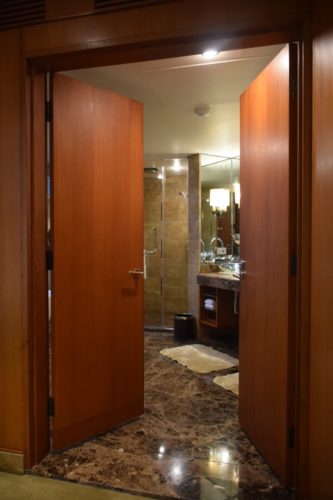 Conrad Bangkok Executive Twin Corner Room - Bathroom Double Doors
