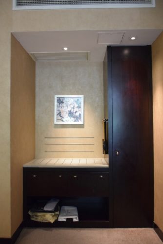InterContinental Hong Kong Patio Room - Closet/Luggage Rack