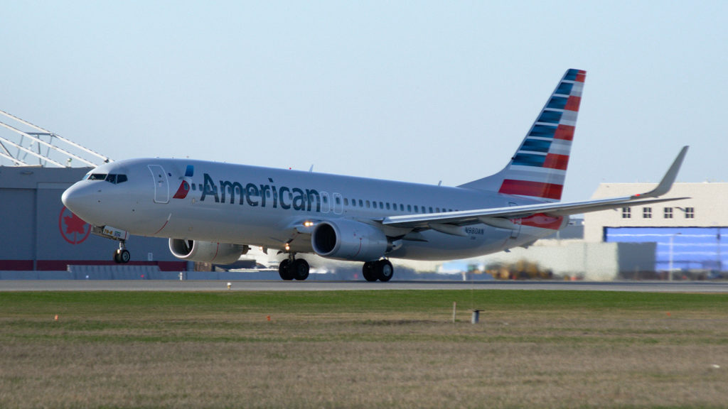 An American Airlines 737-800 in Montréal. Photo by Alexandre Gouger, used with permission.