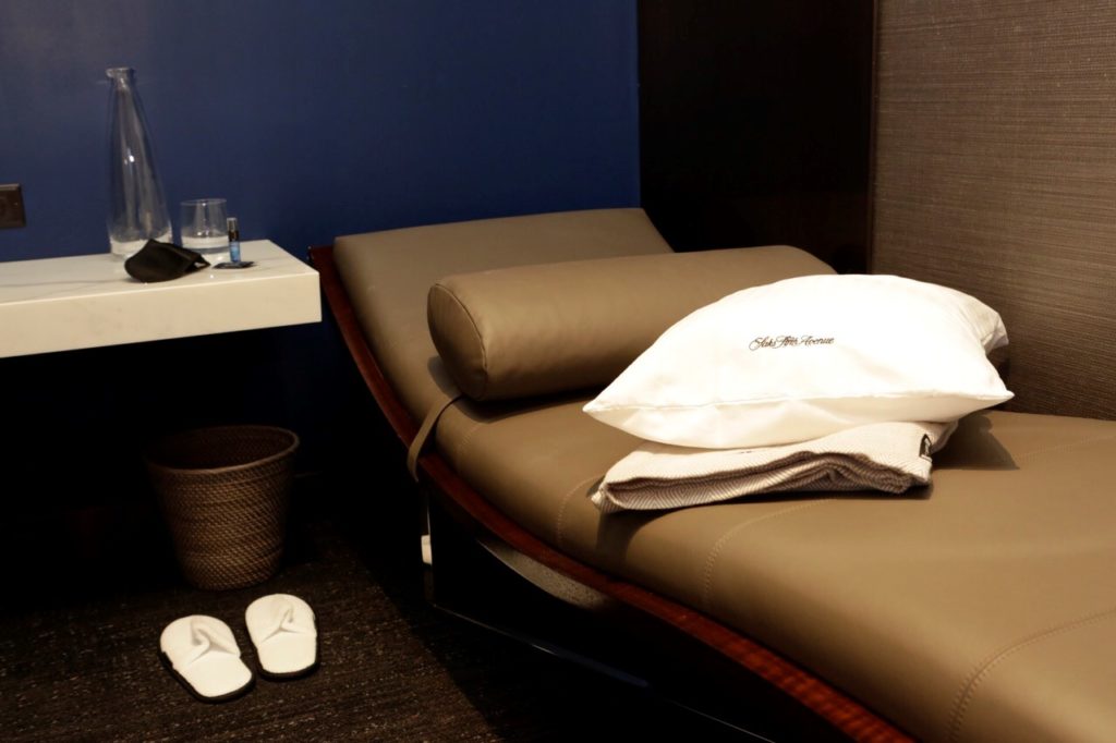United Polaris Lounge Chicago O'Hare Day Bed. Source: United