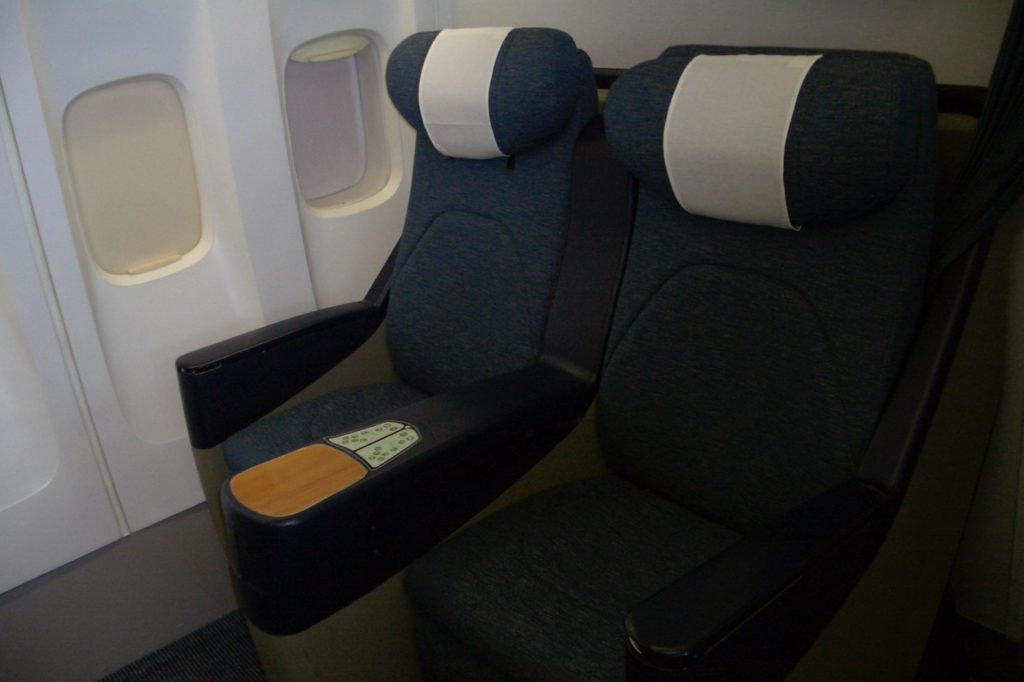Cathay Pacific Business Class onboard the Boeing 747, circa 2003. Photo by the author.