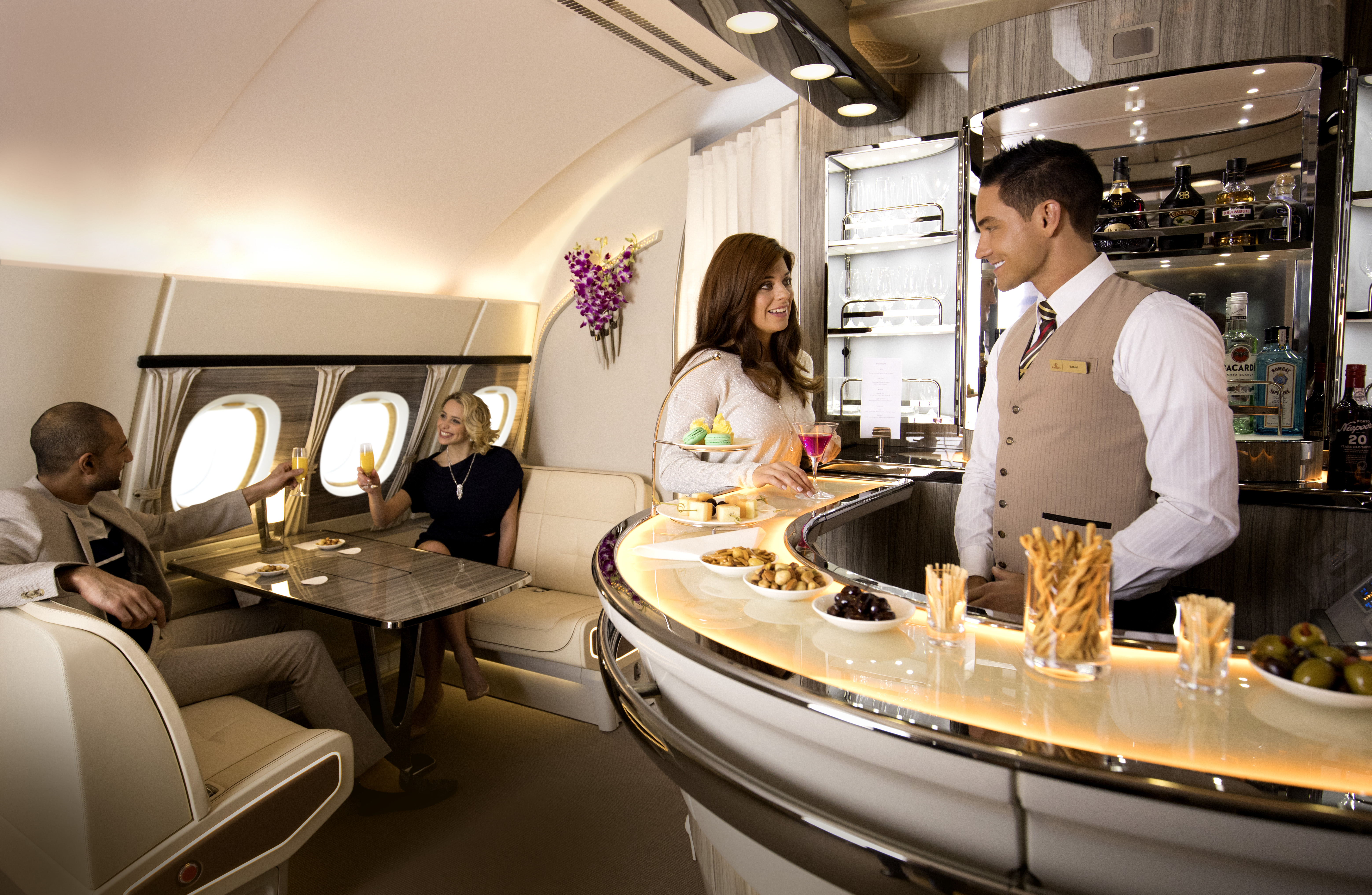 Сервис развлечения. Airbus a380 Emirates салон. A380 Airbus бар Emirates. Airbus a380 Emirates первый класс. Эмирейтс Дубай салон самолет.