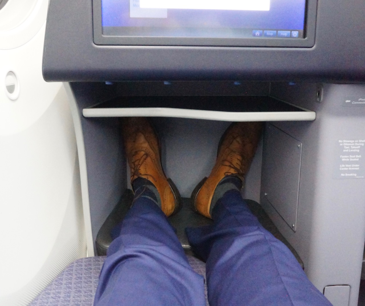 Polaris business class seats United Airlines Boeing 787 Dreamliner