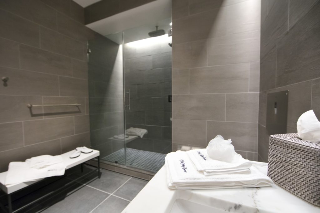 Shower suites at the United Polaris Lounge SFO. Source: United