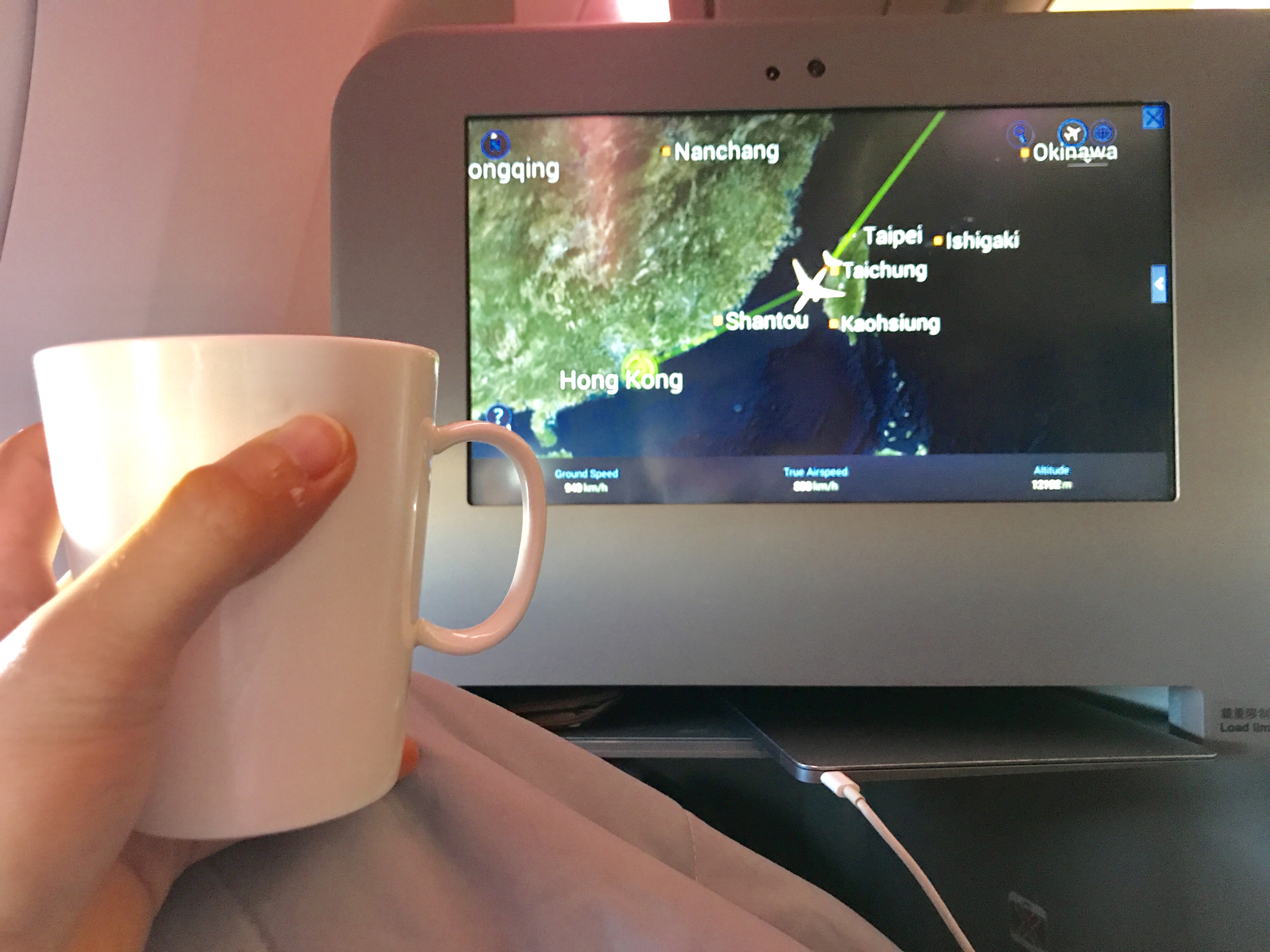 A final tea on approach to HKG. | Image by Chris Dong