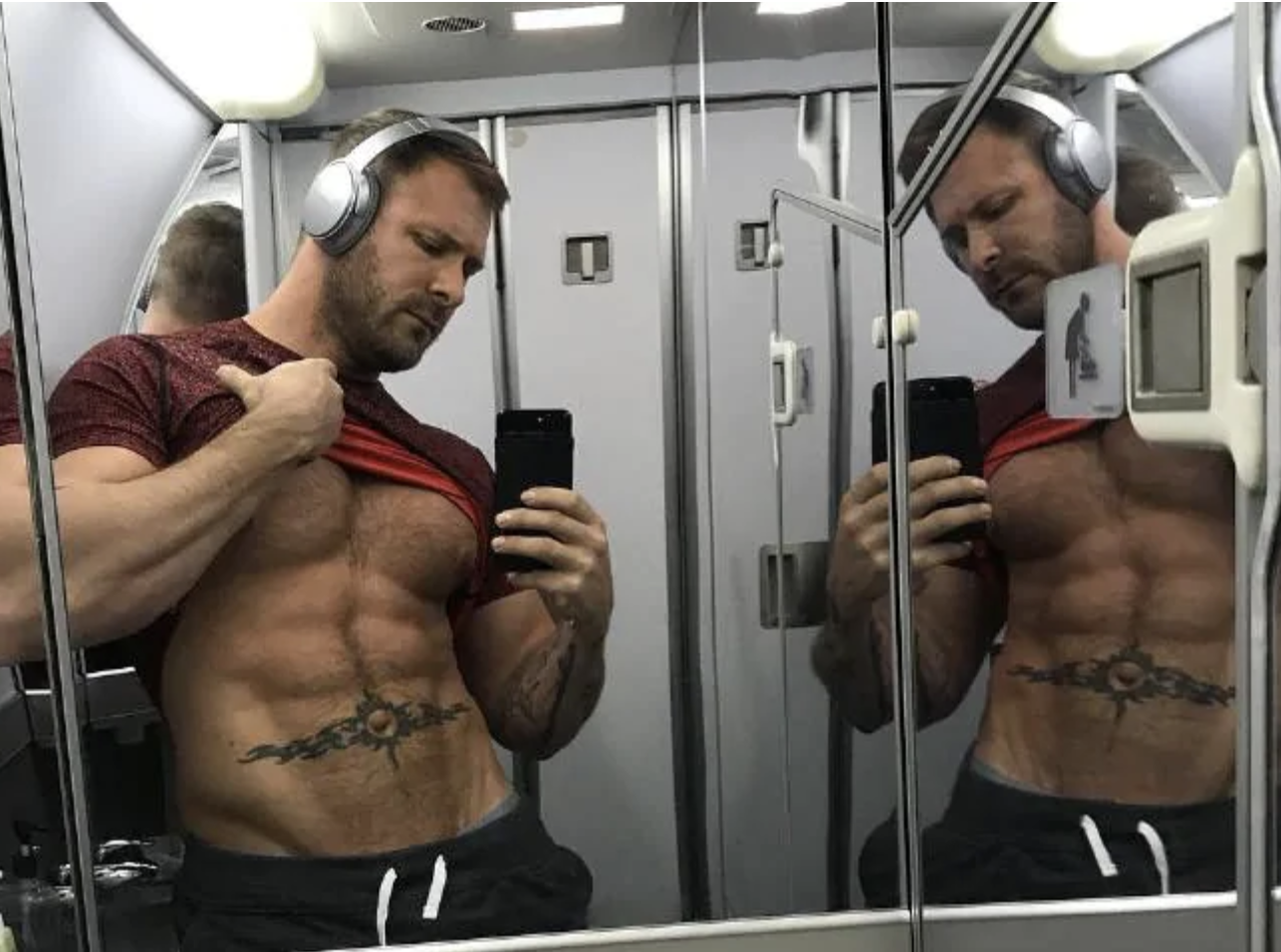 Airplane Bathroom Sex - Delta Flight Attendant Suspended for In-Flight Bathroom Sex ...