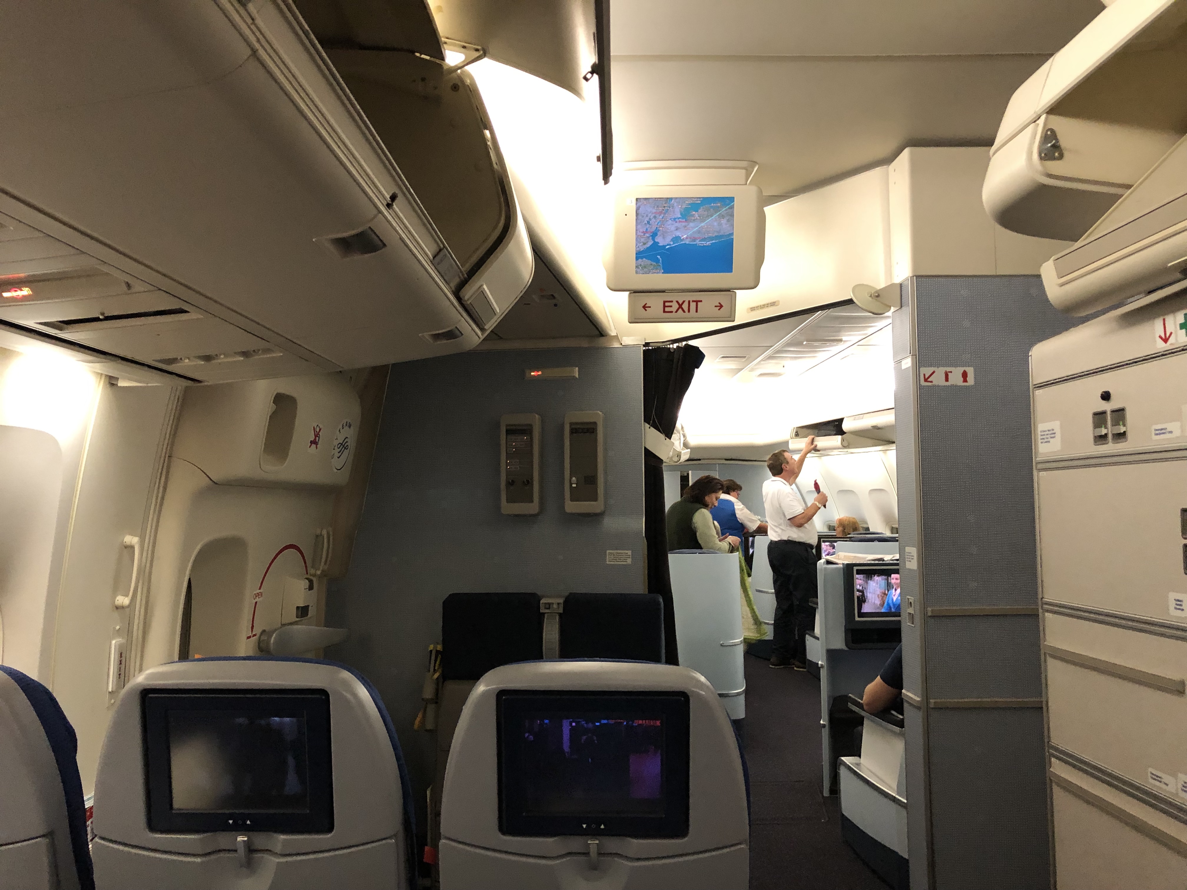 Economy comfort cabin privacy KLM 747