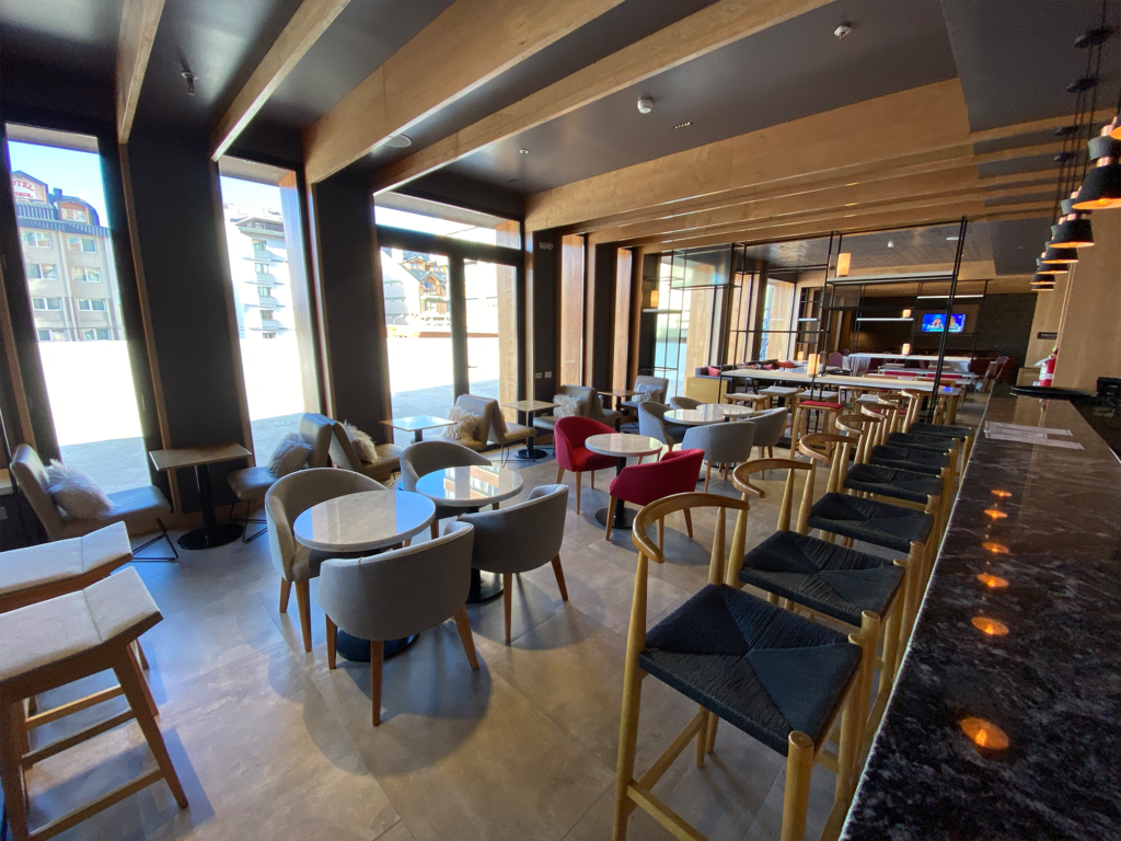 The restaurant at the Hampton by Hilton Bariloche. Photo by Giovanni Hashimoto | Point Me To The Plane.