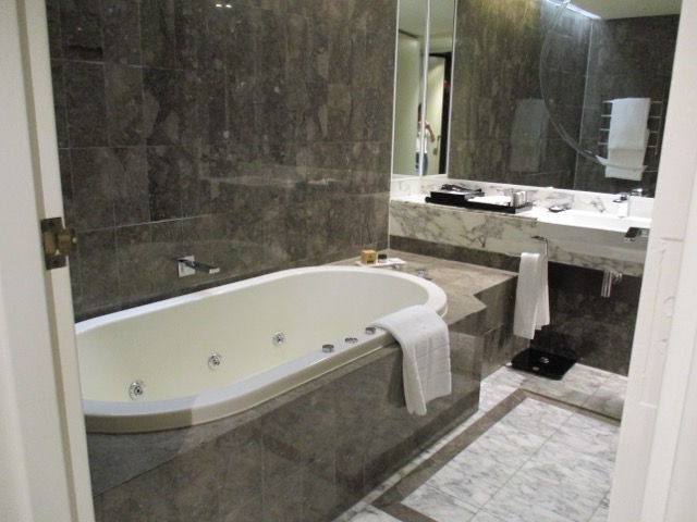 Grand Hyatt Melbourne Suite bathroom