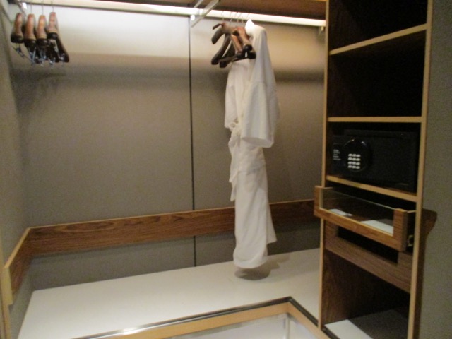 Hyatt Regency Bangkok Deluxe Room closet