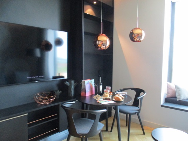 Living room with a table and chairs